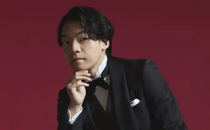 QuizKnock伊沢拓司が『ゼクシィ』に登場 タキシード姿を披露